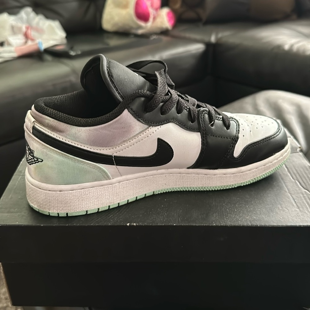 Nike Kids Black and White Sneakers with Mint Accents